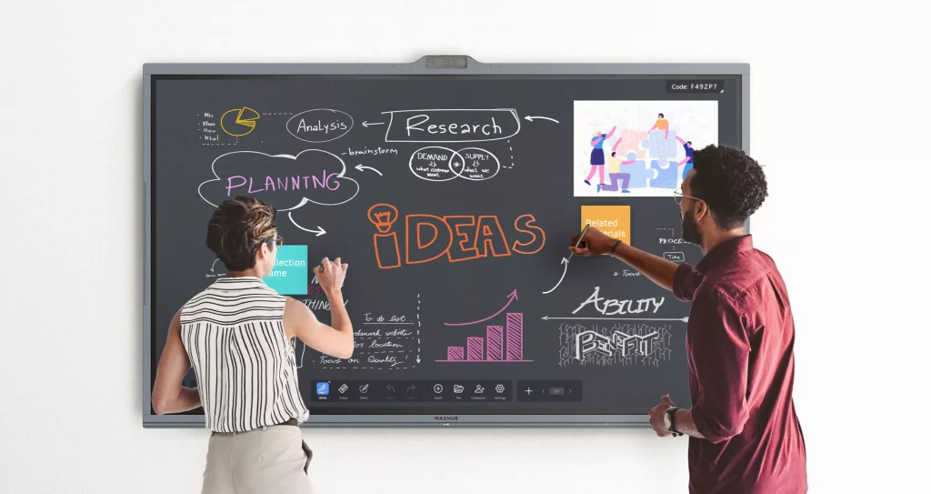 Een foto waarin een man en een vrouw de whiteboard app van het MAXHUB V6 Series ViewPro scherm gebruiken