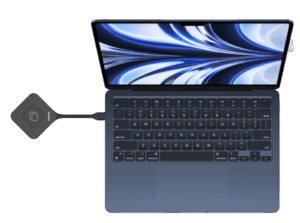 De Marmitek Stream 4K Pro butten met USB-C aansluitnge gekoppeld aan een MacBook