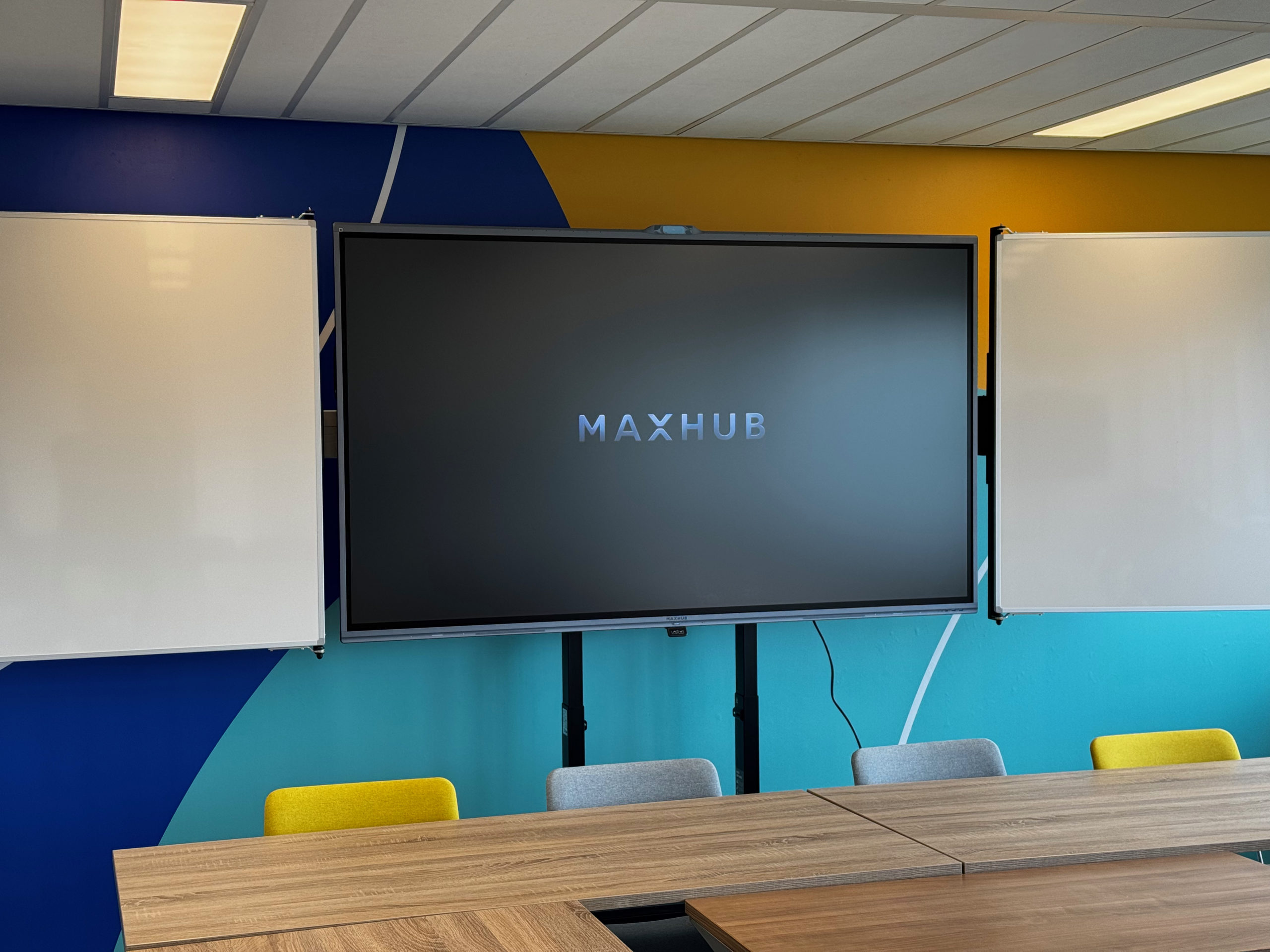 Maxhub 86 inch V7 Xboard verrijdbaar met whiteboard zijborden.