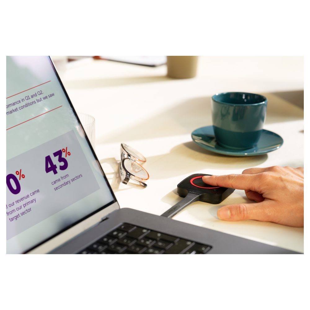 ClickShare Button naast laptop voor draadloos presenteren