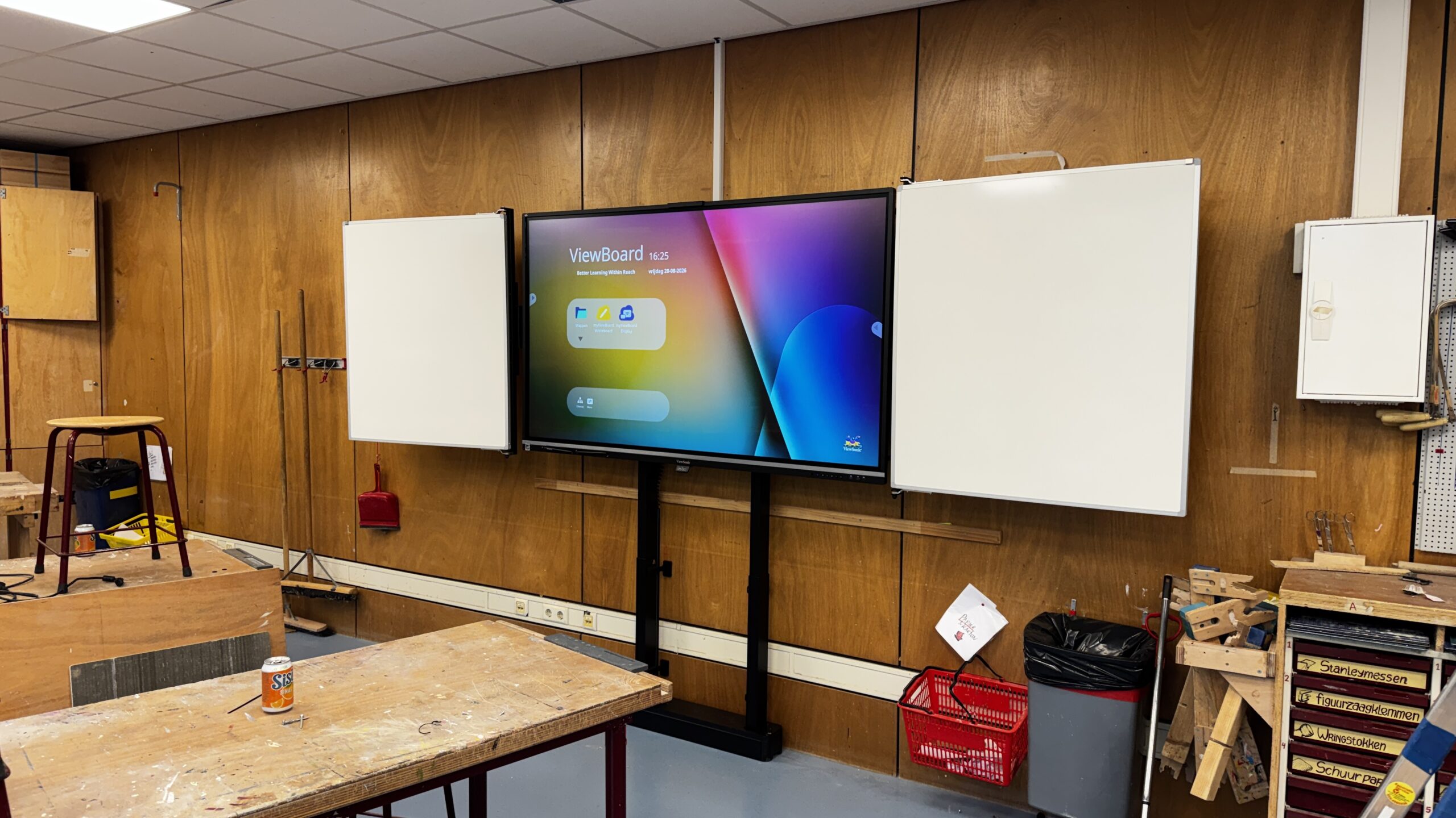 Vogel's whiteboard set met elektrische wandlift en Viewsonic IFP7551 digibord.