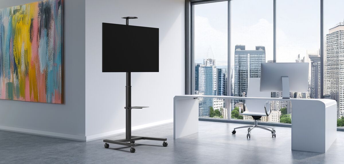 Vogel's Essential T1031 display trolley in moderne kantoorruimte
